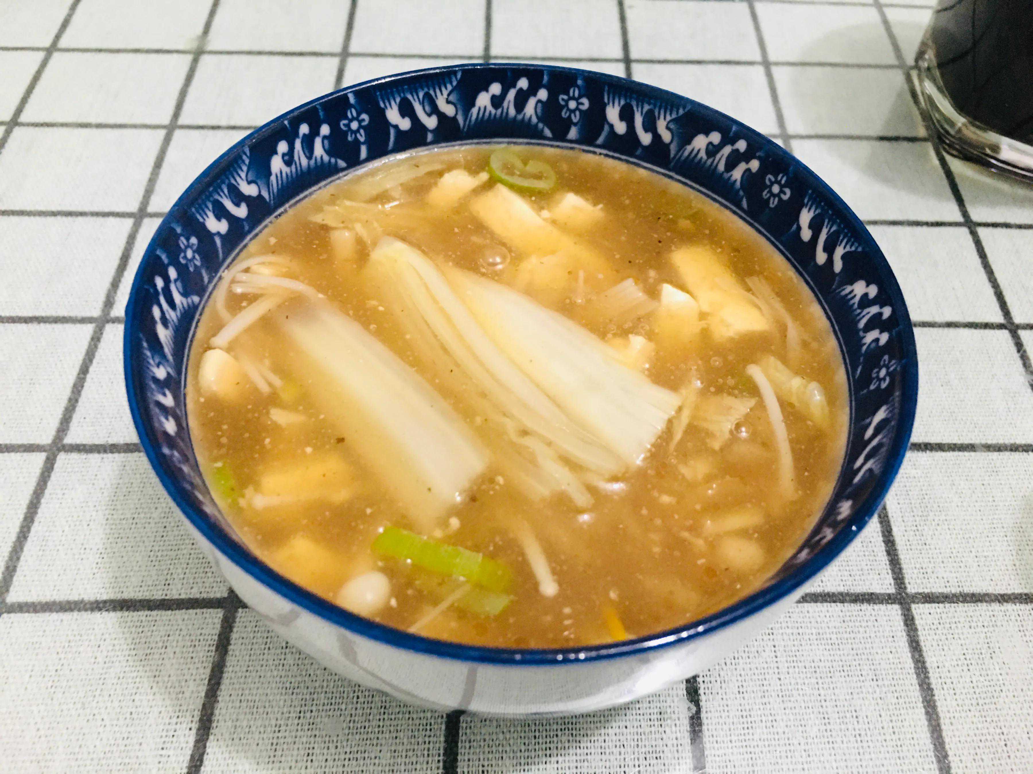酸辣爽口的白菜豆腐汤，胡椒粉是关键，出锅前再淋上陈醋、香油。