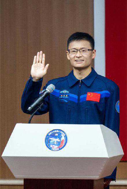 “博导去天上出差啦~”这位戴眼镜的载荷专家，刷屏了！