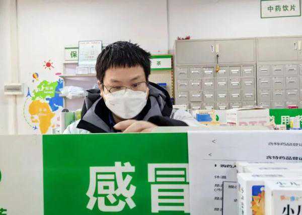 “所有人，退烧药不要钱，有需要的来店拿……”